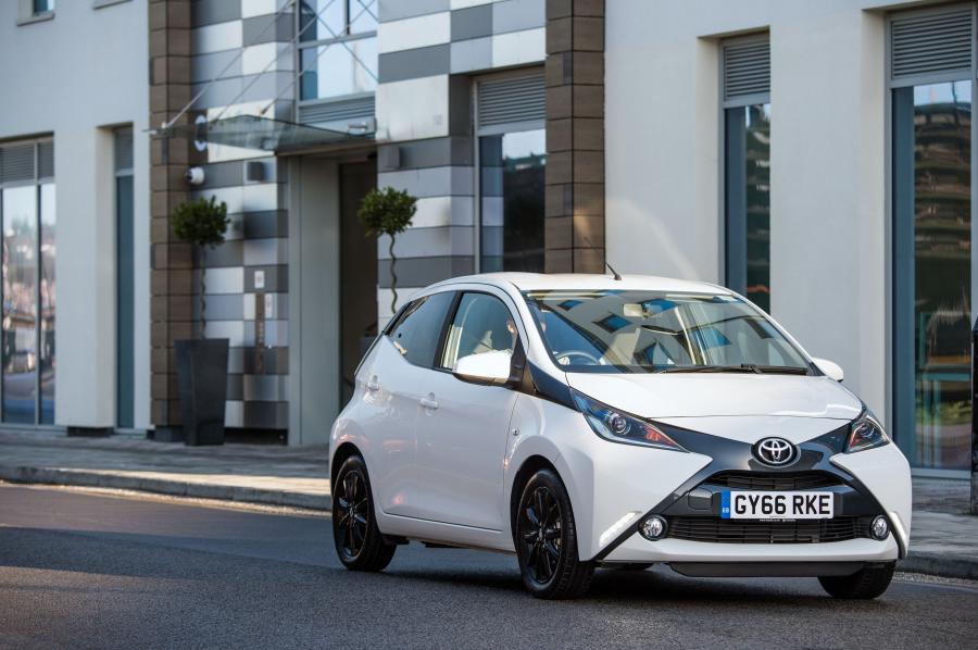  Toyota Aygo x-style 5-Door 2017 года  (UK) (фото 7 из 19)